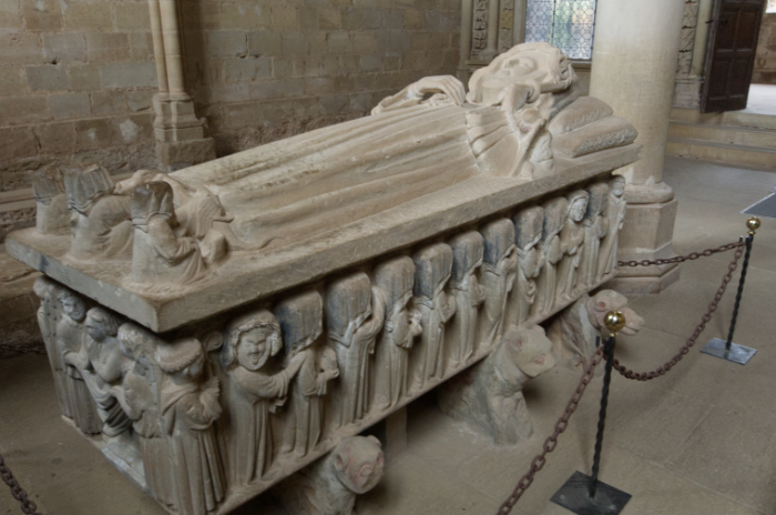 Tumba de Urraca Lopez De Haro en la sala capitular del monasterio de Cañas, detalle de obispos dando el pesame